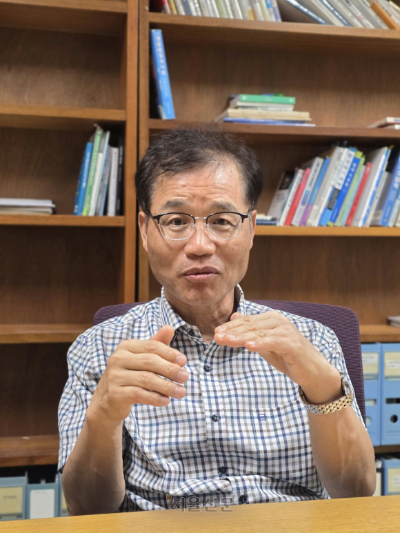 15일 대구 달서구 계명대에서 만난 김해동 계명대 환경공학과 교수는 “기후변화에 제때 대응하지 못하면 국가적 위기로 이어질 수 있다”고 경고했다.