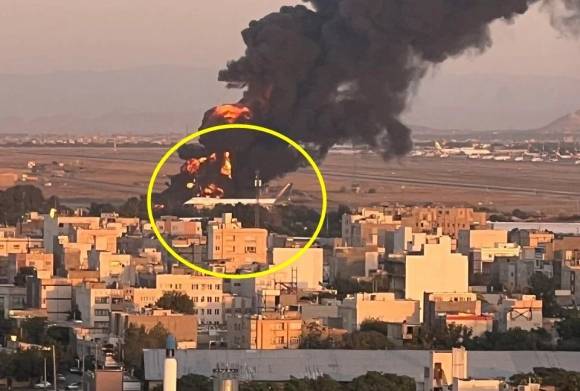 이스라엘 방위군(IDF)이 공개한 이란 북동부 마슈하드 공항에서 불타는 공중급유기