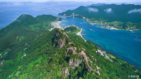 사량대교가 보이는 사량도 전경 (사진-통영시청)