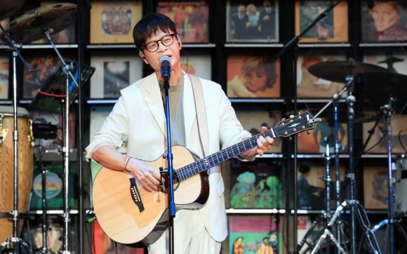 박학기 가수가 지난 14일 서울 노원구 수락산 스포츠타운 야구장에서 열린  ‘수락산 선셋음악회’에서 열창하고 있다.   노원구 제공