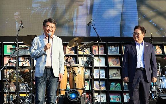 오승록(왼쪽) 서울 노원구청장이 지난 14일 수락산 선셋음악회에서 인사말을 하고 있다. 오른쪽 우원식 국회의장.   노원구 제공