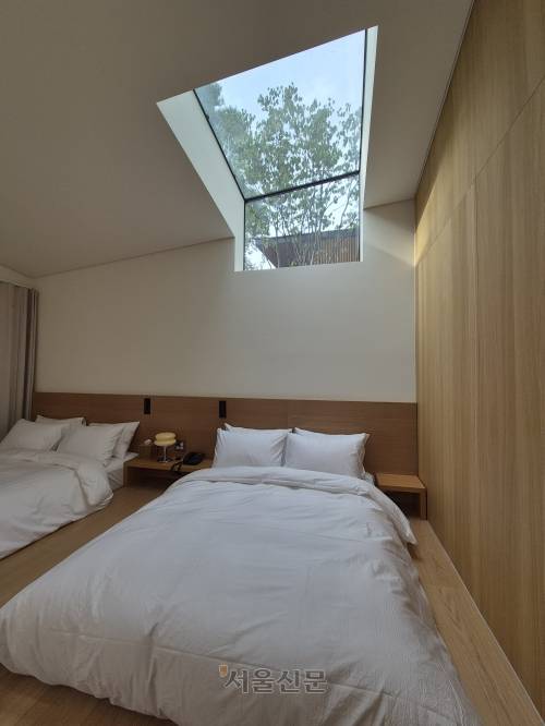 수락휴 독립동의 침대와 천창. 서유미 기자