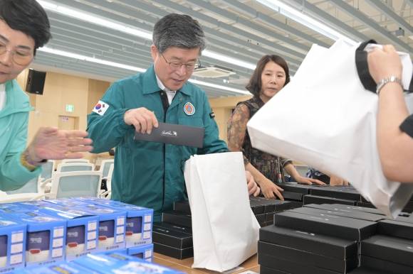 ‘폭염 키트’ 만드는 김길성 중구청장 - 김길성 중구청장이 여름철 주민을 위한 폭염 키트를 만들고 있다. 중구 제공