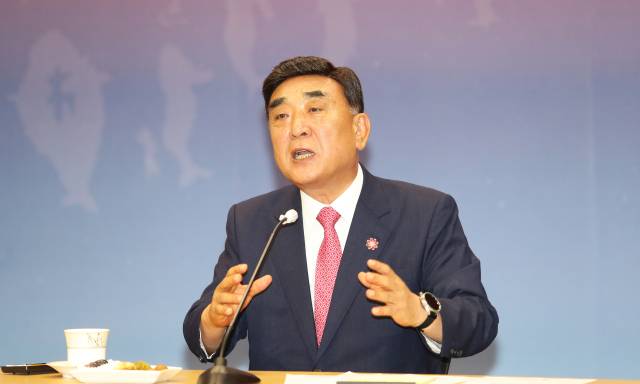 김두겸 울산시장이 16일 시청 프레스센터에서 SK와 아마존의 AI데이터센터 건립과 관련한 울산시의 입장을 발표하고 있다. 사진제공=울산시