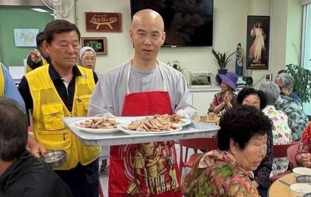 문빈정사 주지 법공스님이 12일 광주 남구 성요셉사랑의식당에서 저소득층을 위한 삼겹살 후원 행사로 삼겹살을 굽고 나르고 있다. 오영순 광주 남구의원 SNS