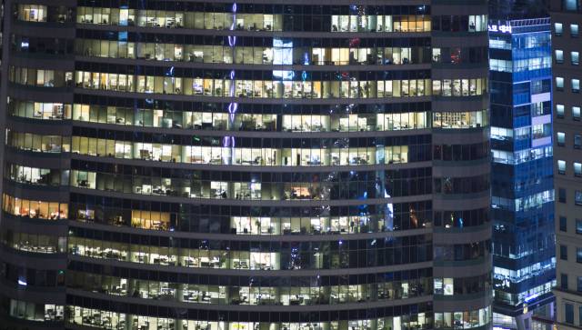 서울 한 빌딩의 야간 근무 모습. 이미지투데이