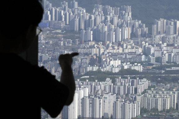 한국부동산원의 전국 주간 아파트 가격 동향 조사 결과 6월 첫 주 서울의 아파트 매매가격이 강남 3구(강남·서초·송파) 등 선호 지역을 중심으로 18주 연속 상승세를 이어갔다. 사진은 서울 시내 아파트 전경. 뉴시스