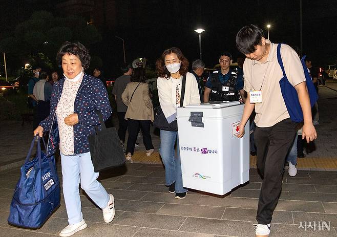 21대 대통령선거 투표가 끝난 6월3일 저녁 서울 관악구 서울대체육관에 마련된 관악구선관위 개표소로 선거사무원들이 투표함이 옮기고 있다. ⓒ시사IN 조남진