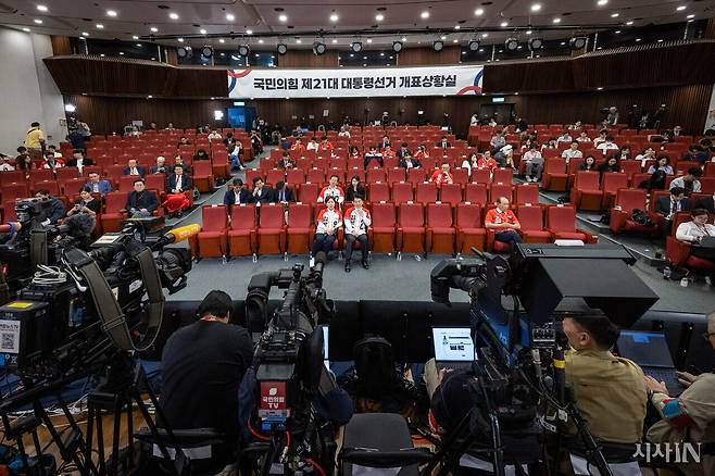 제21대 대통령선거일인 6월3일 저녁 방송사 출구조사 결과가 발표된 이후 국회도서관에 마련된 국민의힘 개표 상황실 자리가 상당수 비어 있다. ⓒ시사IN 박미소