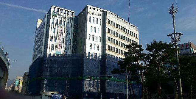 같은 부서 여성 공무원을 "탕비실 실장"이라고 부르는 등 '직장 내 갑질'을 한 것으로 알려진 광주 남구 간부 공무원이 솜방망이 처분을 받자 노조가 반발하는 등 논란이 일고 있다. 광주시가 법률 상 징계가 아닌 '불문경고'를 내리면서다. 광주 남구청 전경 ⓒ시사저널