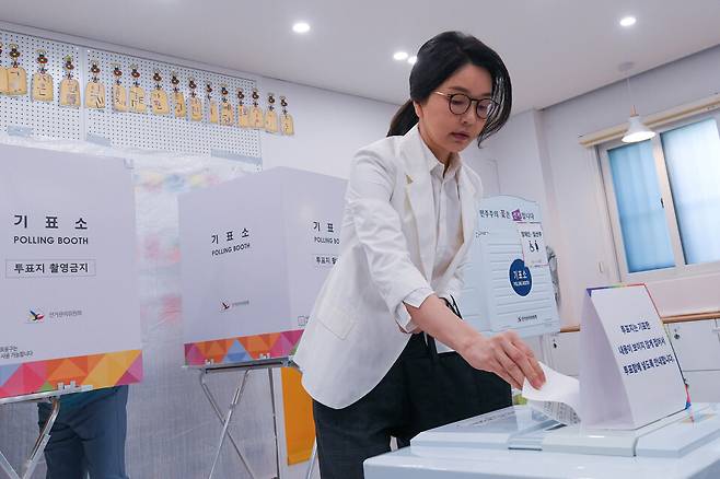 김건희&nbsp;여사가 제21대 대통령 선거일이던 6월3일 남편인 윤석열 전 대통령과 함께 서울 서초구 원명초등학교에 마련된 투표소를 방문해 투표하고 있다. ⓒ공동취재