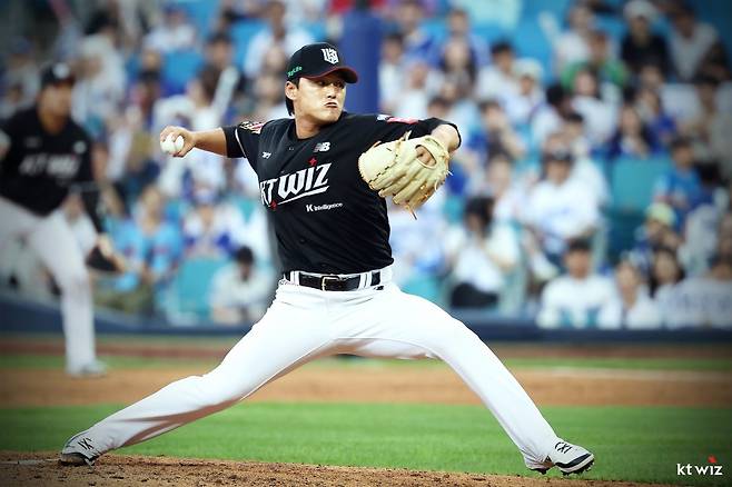 KT 주권이 14일 대구삼성라이온즈파크에서 열린 삼성과 원정경기 8회말 구원등판해 역투하고 있다. 사진제공｜KT 위즈