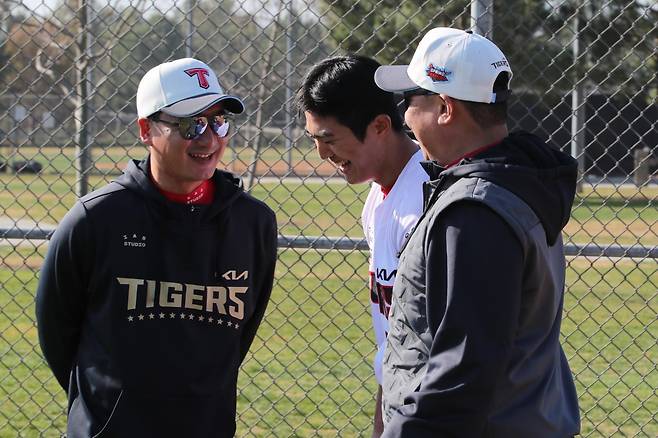 KIA 이의리(가운데)는 15일 라이브 투구를 진행했다. 45구를 던져 포심 패스트볼과 커브, 슬라이더, 체인지업 등 다양한 구종을 점검했다. 사진제공｜KIA 타이거즈