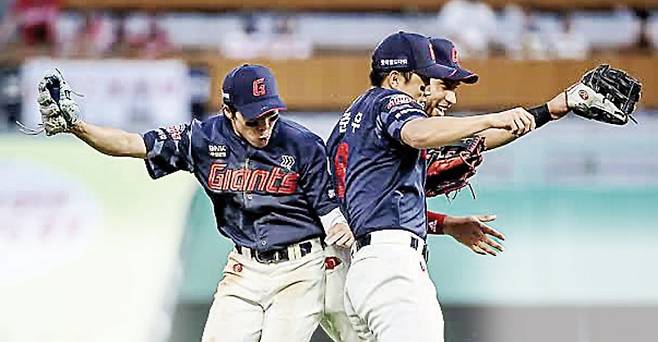 롯데 선수들이 14일 문학 SSG전에서 승리 세리머니를 하고 있다. 롯데 자이언츠 제공