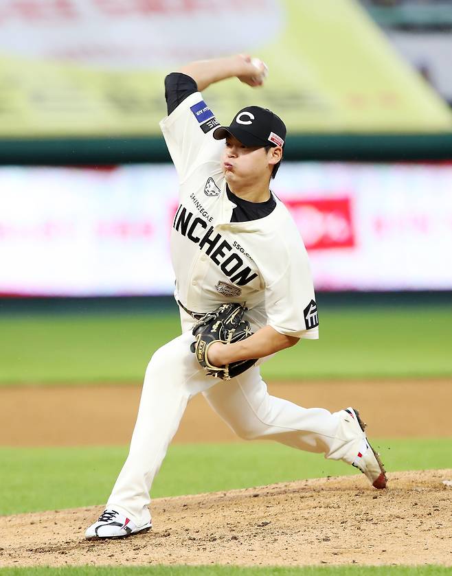 조병현이 15일 인천 SSG랜더스필드에서 열린 롯데와의 경기에서 공을 던지고 있다. SSG랜더스 제공