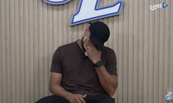 ▲ 삼성 외국인투수 데니 레예스가 인터뷰 도중 눈물을 훔치고 있다. ⓒ라이온즈TV 캡쳐