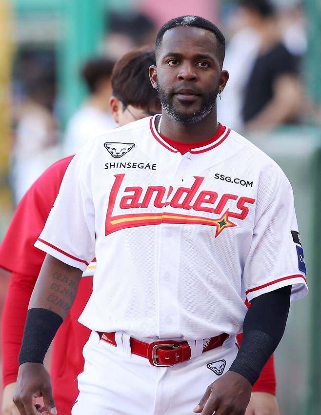 ▲ 15일 인천 롯데전에서 팀을 구하는 결승 솔로포를 터뜨린 기예르모 에레디아 ⓒSSG랜더스