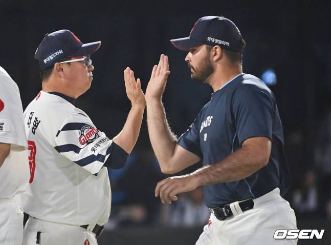 김태형 감독(왼쪽)과 감보아.