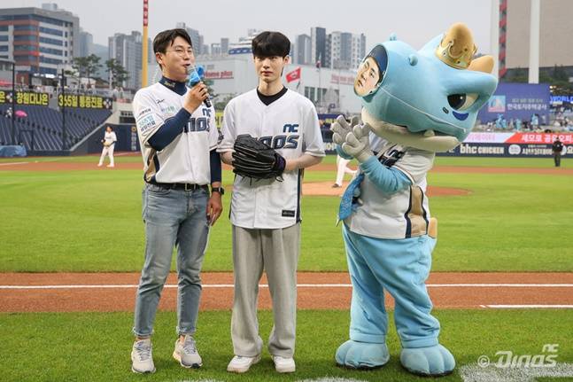 NC 김형준의 동생 김승준 씨(가운데)가 시구에 나서고 있다. /사진=NC 다이노스 제공