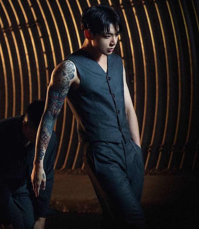 방탄소년단 정국 'Standing Next to You' 스포티파이 12억 돌파..개인 통산 2번째 '大기록'