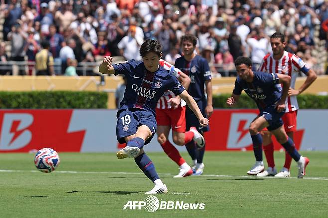 파리 생제르맹(PSG) 이강인이 16일(한국시간) 미국 캘리포니아주 패서디나의 로즈볼 스타디움에서 열린 2025 국제축구연맹(FIFA) 클럽월드컵 조별리그 B조 1차전 아틀레티코 마드리드(스페인)전에서 후반 추가시간 페널티킥을 차고 있다. /AFPBBNews=뉴스1
