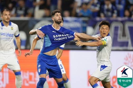 레오(가운데)와 몸싸움을 벌이는 이명주(오른쪽). /사진=한국프로축구연맹 제공