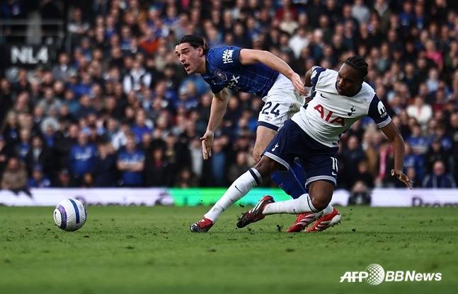 마티스 텔(오른쪽)이 볼 경합을 펼치고 있다. /AFPBBNews=뉴스1