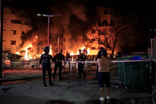16일 이스라엘 텔아비브에서 이란의 이스라엘 미사일 공격 후 소방관과 구조 요원들이 작업을 하고 있다. 로이터