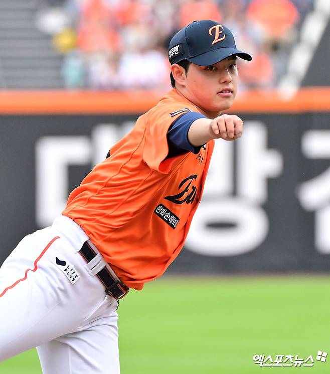 15일 오후 대전 한화생명 볼파크에서 열린 '2025 신한 SOL Bank KBO리그' LG 트윈스와 한화 이글스의 경기, 1회초 한화 선발투수 문동주가 공을 힘차게 던지고 있다. 대전, 김한준 기자