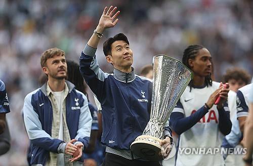 손흥민이 2019~2021년 자신을 가르쳤던 세계적인 명장 조세 무리뉴 감독과 극비리에 만났다는 보도가 튀르키예에서 나왔다. 무리뉴가 일하고 있는 페네르바체가 이적료 450억원에 연봉 190억원을 책정해 손흥민 영입전에 뛰어들었다는 소식이다. 손흥민은 유럽축구연맹(UEFA) 클럽대항전에 계속 나설 수 있다. 연합뉴스