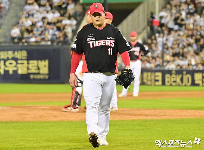 5일 오후 서울 송파구 잠실야구장에서 열린 '2025 신한 SOL Bank KBO리그' KIA 타이거즈와 두산 베어스의 경기, 9회말 2사 1,2루 KIA 조상우가 마운드를 내려오고 있다. 엑스포츠뉴스 DB