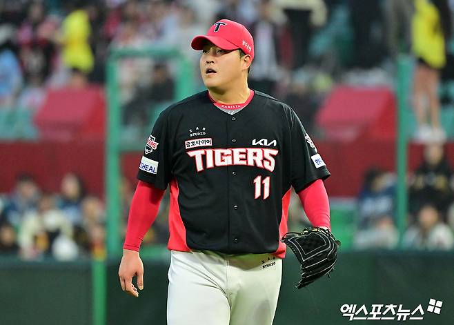 10일 오후 인천SSG랜더스필드에서 열린 '2025 신한 SOL Bank KBO리그' KIA 타이거즈와 SSG 랜더스의 경기, 7회말 수비를 마친 KIA 조상우가 더그아웃으로 향하고 있다. 엑스포츠뉴스 DB