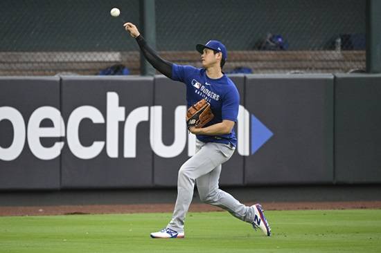 LA 다저스 데이브 로버츠 감독은 16일 샌프란시스코 자이언츠와의 홈 경기 뒤 '(오타니가) 라이브 피칭과 시뮬레이션 게임은 충분히 해봤다. 첫 등판에서 한 이닝만 던질 수 있다'라면서 오타니 쇼헤이를 17일 샌디에이고 파드리스전 오프너로 활용하겠다는 계획을 밝혔다. 연합뉴스