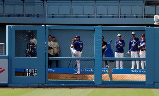 LA 다저스 데이브 로버츠 감독은 16일 샌프란시스코 자이언츠와의 홈 경기 뒤 '(오타니가) 라이브 피칭과 시뮬레이션 게임은 충분히 해봤다. 첫 등판에서 한 이닝만 던질 수 있다'라면서 오타니 쇼헤이를 17일 샌디에이고 파드리스전 오프너로 활용하겠다는 계획을 밝혔다. 연합뉴스