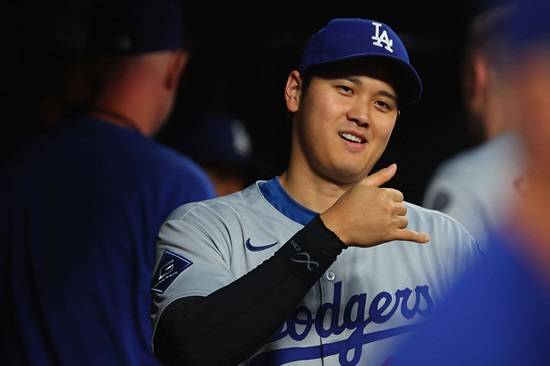 LA 다저스 데이브 로버츠 감독은 16일 샌프란시스코 자이언츠와의 홈 경기 뒤 '(오타니가) 라이브 피칭과 시뮬레이션 게임은 충분히 해봤다. 첫 등판에서 한 이닝만 던질 수 있다'라면서 오타니 쇼헤이를 17일 샌디에이고 파드리스전 오프너로 활용하겠다는 계획을 밝혔다. 연합뉴스