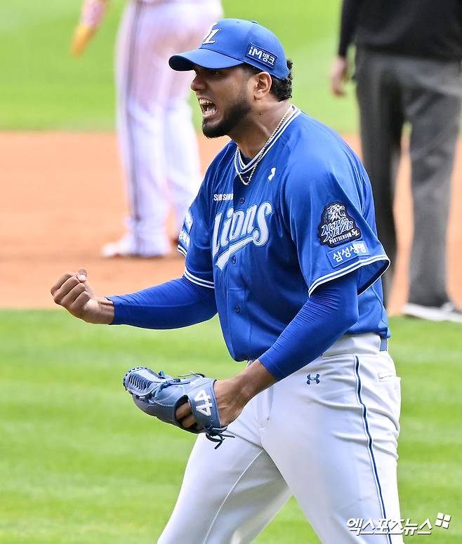 19일 오후 서울 송파구 잠실야구장에서 열린 '2024 신한 SOL Bank KBO 포스트시즌' 삼성 라이온즈와 LG 트윈스의 플레이오프 4차전 경기, 6회말 수비를 마친 삼성 선발투수 레예스가 포효하고 있다. 엑스포츠뉴스 DB