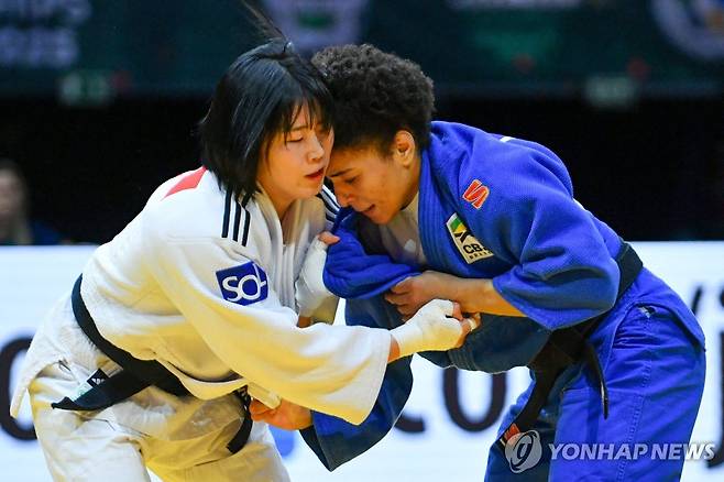 힘 겨루기 하는 허미미 유도 여자 대표팀 간판 허미미(왼쪽)가 15일(현지시간) 헝가리 부다페스트에서 열린 2025 국제유도연맹(IJF) 세계유도선수권대회 여자 57㎏급 2회전에서 브라질의 시를렝 나시멘투와 힘 겨루기를 하고 있다. [AFP=연합뉴스]