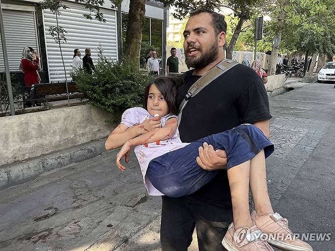 이란 테헤란에서 부상당한 아이 [EPA=연합뉴스. 재판매 및 DB 금지]