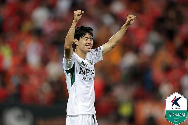 K리그1 선두 전북, 강원 3-0 완파하고 3연승…전진우 쐐기골 (서울=연합뉴스) 프로축구 K리그1 전북 현대가 부활한 티아고의 멀티골과 대표팀에 다녀온 전진우의 쐐기골을 앞세워 강원FC를 완파하고 3연승을 내달렸다.
    전북은 13일 춘천송암스포츠타운 주경기장에서 열린 하나은행 K리그1 2025 18라운드 원정 경기에서 강원에 3-0으로 승리했다. 사진은 이날 득점한 뒤 세리머니를 하는 전진우. 2025.6.13 [한국프로축구연맹 제공. 재판매 및 DB 금지] photo@yna.co.kr