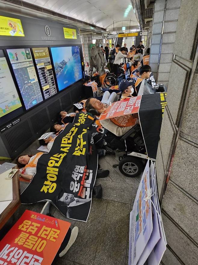 다이인 시위하는 전국장애인차별철폐연대 [촬영 정윤주]