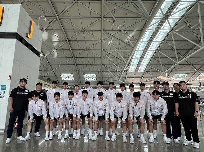 공항에서 출국 전 포즈를 취한 한국 주니어 남자 핸드볼 대표팀. [대한핸드볼협회 제공. 재판매 및 DB 금지]
