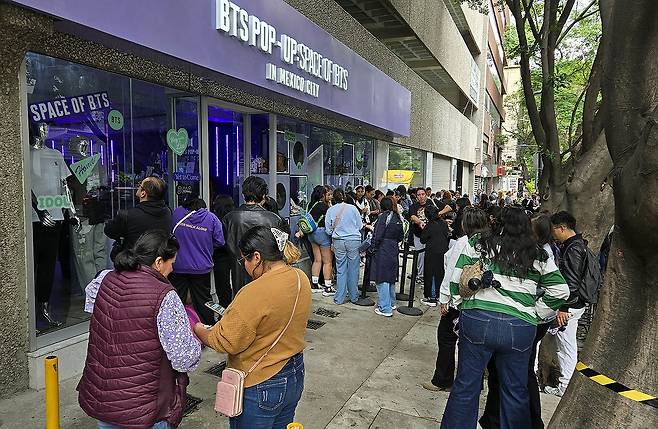 멕시코시티 BTS 팝업 스토어에 몰린 인파 (멕시코시티=연합뉴스) 이재림 특파원 = 15일(현지시간) 멕시코 수도 멕시코시티 한복판 차풀테펙 공원 인근 한 건물에 마련된 방탄소년단(BTS) 팝업 스토어 '스페이스 오브 BTS 인 멕시코시티'(BTS POP UP:SPACE OF BTS IN MEXICO CITY)가 팬들로 북적이고 있다. 2025.6.16 walden@yna.co.kr