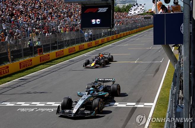 가장 먼저 체커기를 받는 조지 러셀의 머신 [로이터=연합뉴스]