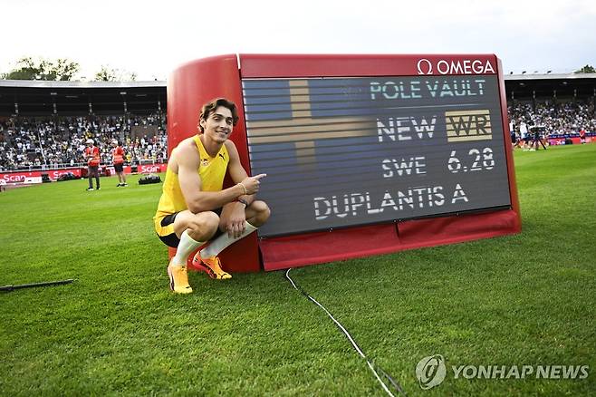 듀플랜티스, 개인 통산 12번째 세계 신기록 (스톡홀름 EPA=연합뉴스) 듀플랜티스가 16일(한국시간) 스웨덴 스톡홀름에서 열린 2025 세계육상연맹 다이아몬드리그에서 6ｍ28의 세계 신기록을 세우고 우승한 뒤 기념 촬영하고 있다.