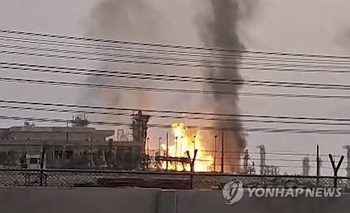 이스라엘 드론 공격을 받은 이란 사우스파르스 유전의 정제공장 [이란 국영 IRIB 방송 제공. AP 연합뉴스. 재판매 및 DB 금지]]