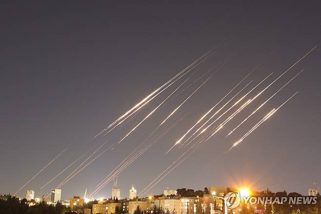 예루살렘에 유성우처럼 쏟아지는 이란 탄도미사일 [EPA 연합뉴스 자료사진. 재판매 및 DB 금지]