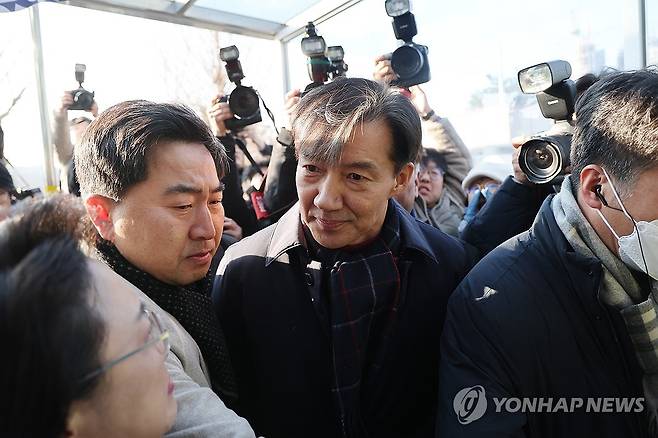 서울구치소 향하는 조국 전 대표 (의왕=연합뉴스) 박동주 기자 = 자녀 입시 비리와 청와대 감찰 무마 등 혐의로 기소돼 징역 2년 형이 확정된 조국혁신당 조국 전 대표가 16일 오전 경기도 의왕 서울구치소로 향하고 있다. 2024.12.16 pdj6635@yna.co.kr