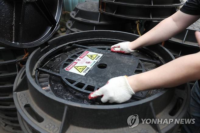맨홀 추락방지 장치 [연합뉴스 자료사진]