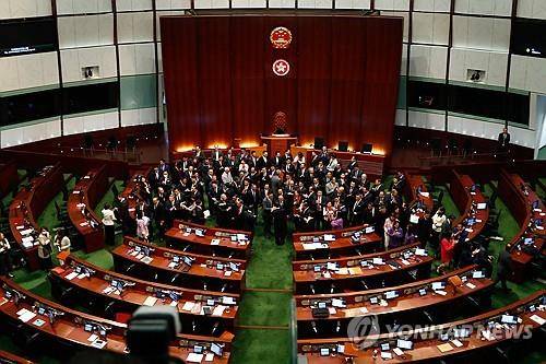 지난해 3월 '홍콩판 국가보안법'을 가결한 뒤의 홍콩 입법회 모습 [EPA 연합뉴스 자료사진. 재판매 및 DB 금지]