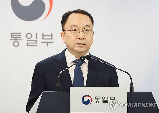 정례브리핑하는 구병삼 통일부 대변인 (서울=연합뉴스) 이정훈 기자 = 구병삼 통일부 대변인이 9일 서울 종로구 정부서울청사에서 정례브리핑을 하고 있다. 2025.6.9 uwg806@yna.co.kr